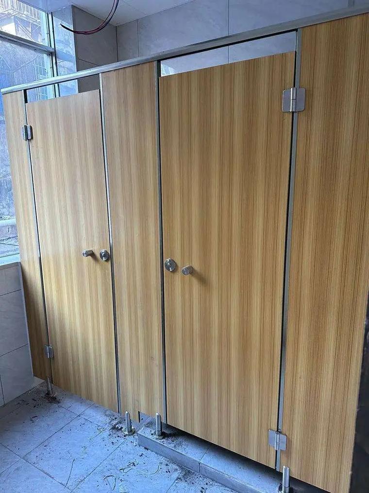 江蘇恒屹建材商場公共衛(wèi)生間隔斷加工服務