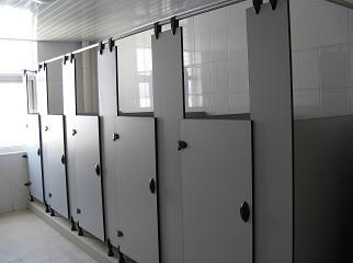 寧波衛生間隔斷 材料選擇、配件解析與專業服務——以駱駝愜意衛廚設備廠為例