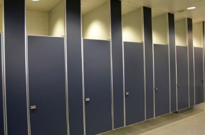 公共衛生間隔斷板材料選擇指南 從耐用性、美觀到實用性的全面考量