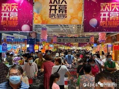 濟南迎來第8家大潤發，搶購現場堪比廟會 市民為搶特價肉拼命騎車沖向生鮮區